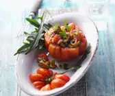 Tomatensalat in einer Fleischtomate