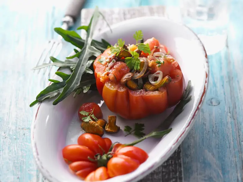 Tomatensalat in einer Fleischtomate
