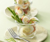 Feiner Wachteleiersalat mit geräuchertem Lachs