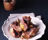 Knusprig frittierte rote Bete mit pikantem Birnen-Schalotten-Chutney
