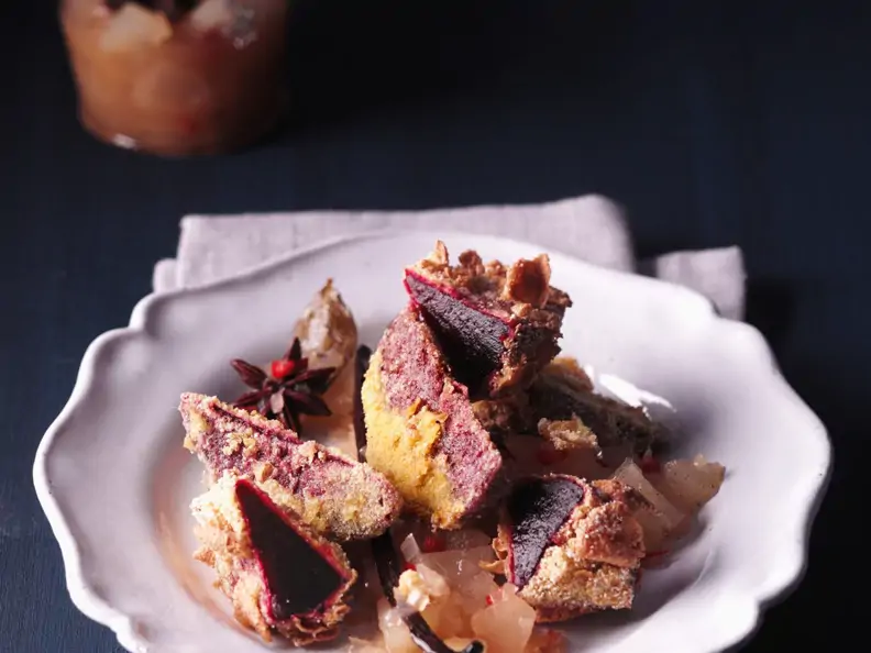 Knusprig frittierte rote Bete mit pikantem Birnen-Schalotten-Chutney