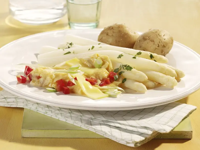 Stangenspargel mit Rührei