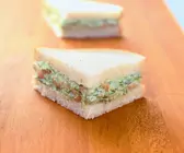 Sandwich mit Avocado-Krabben-Mus