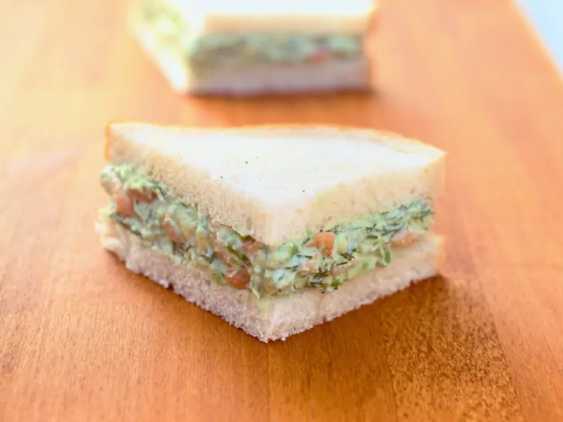 Sandwich mit Avocado-Krabben-Mus