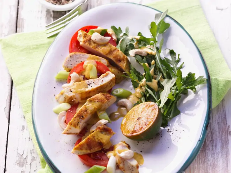 Hähnchen-Tomatensalat mit Curry-Dressing