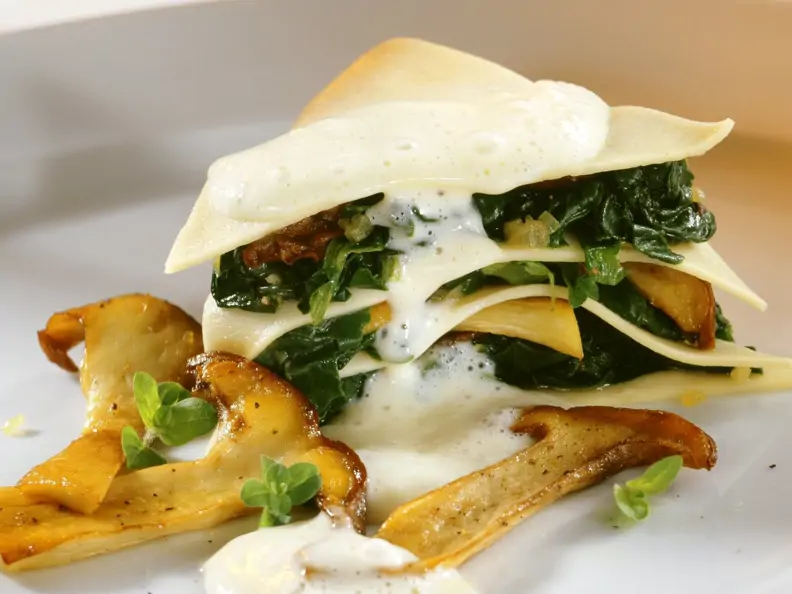 Spinatlasagne mit Steinpilzen und Sahnesoße