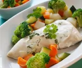 Hähnchen mit Kräutersauce und Gemüse