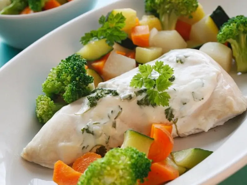 Hähnchen mit Kräutersauce und Gemüse