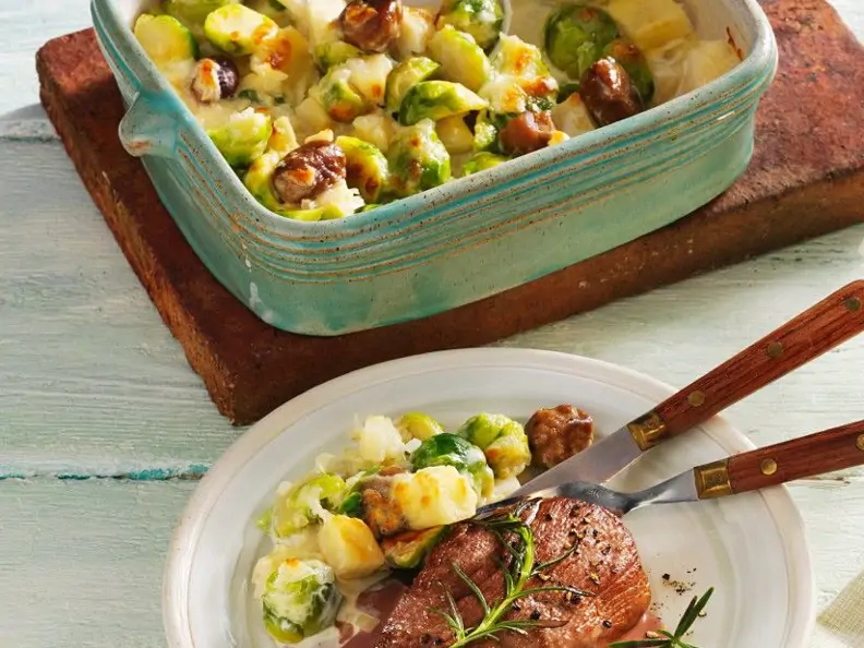 Rosenkohl-Maronen-Auflauf mit Rinderfiletsteak