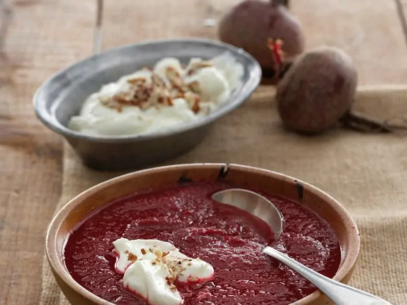 Rote Bete-Blaukrautsuppe
