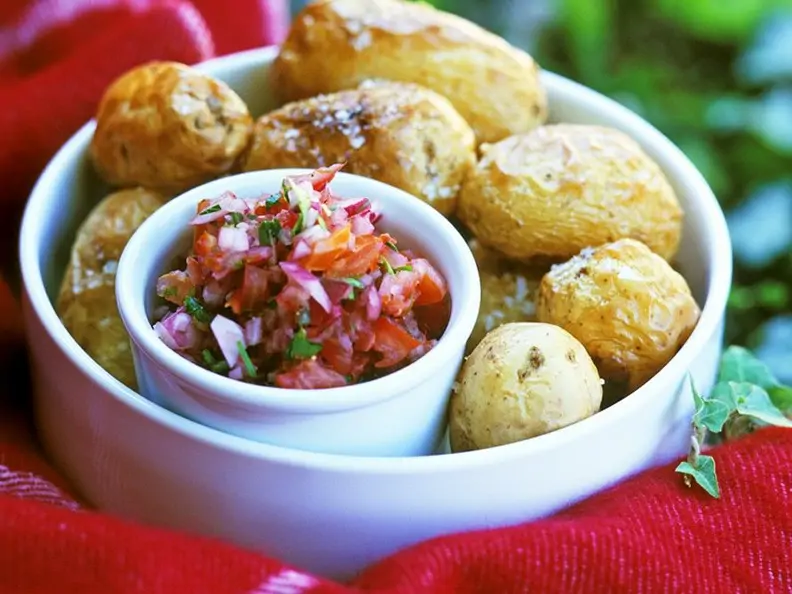 Salzkartoffeln mit Salsa
