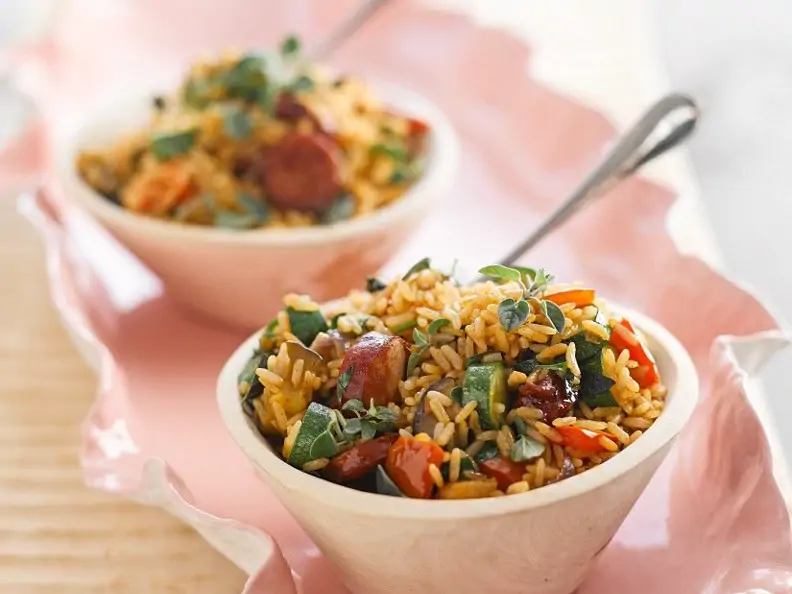 Paella mit Zucchini und Chorizo