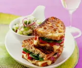 Röstbrotsandwiches mit Gemüse