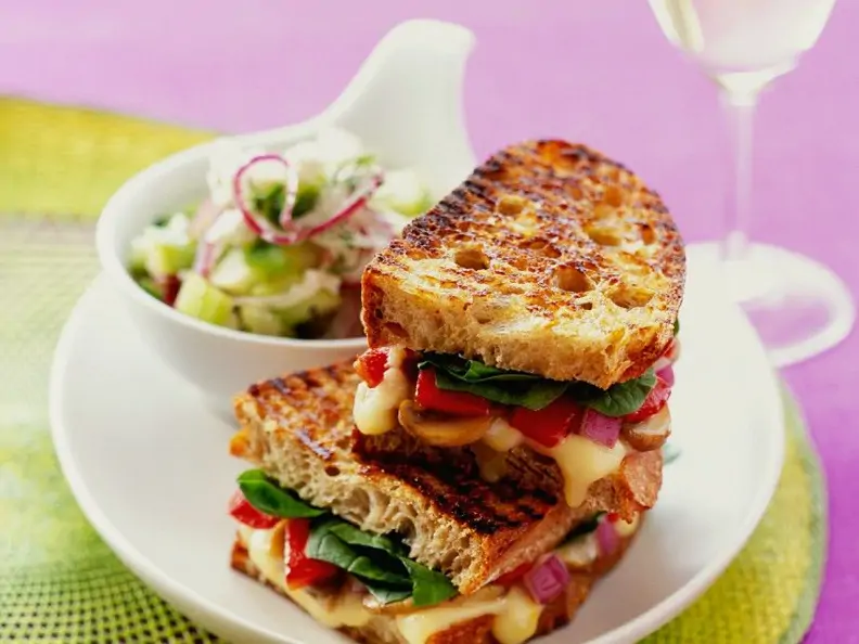 Röstbrotsandwiches mit Gemüse