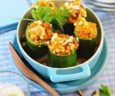 Mit Couscous gefüllte Zucchini