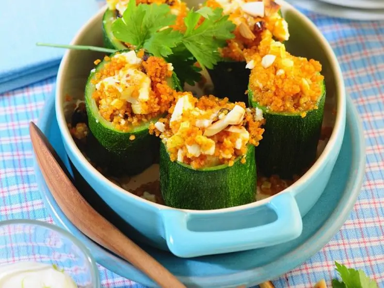Mit Couscous gefüllte Zucchini