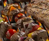 Gegrillte Rindfleisch-Gemüsespieße
