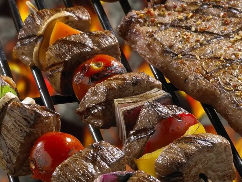 Gegrillte Rindfleisch-Gemüsespieße