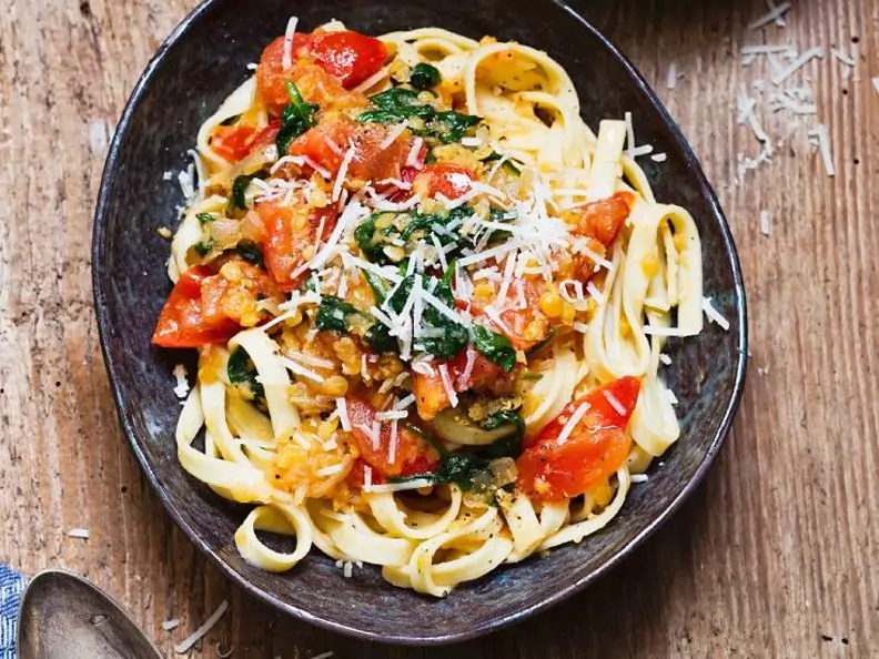 Nudeln mit Spinat-Linsensauce