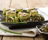 Mit Thunfisch gefüllte Zucchiniröllchen