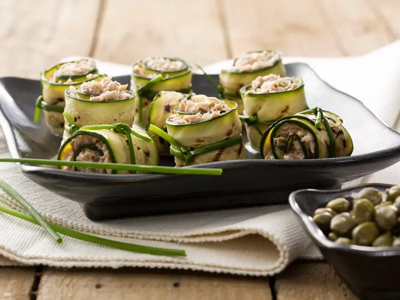Mit Thunfisch gefüllte Zucchiniröllchen