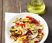 Nudeln mit Gemüse und Mozzarella