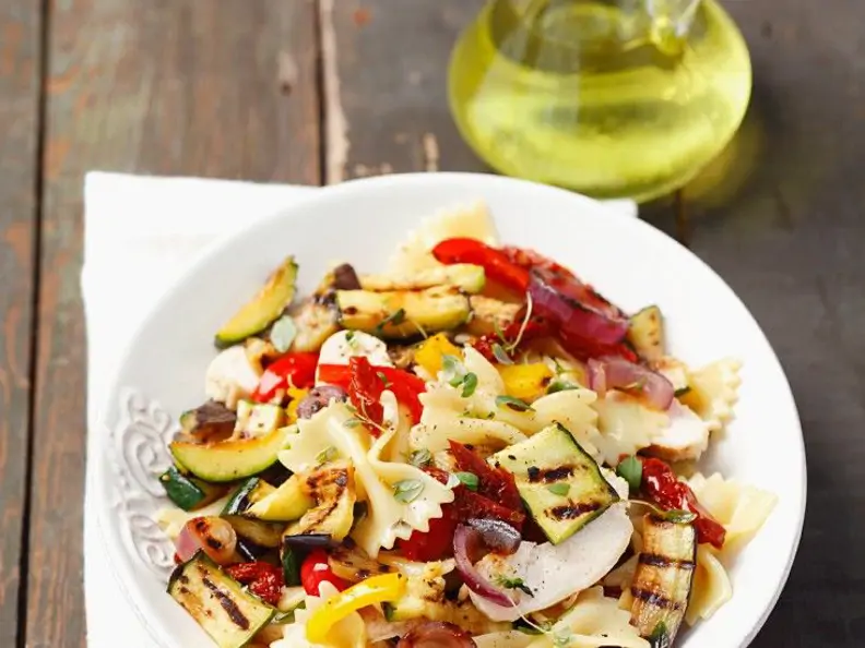 Nudeln mit Gemüse und Mozzarella
