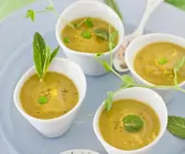 Gemüsesuppe mit grünem Spargel