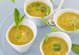 Gemüsesuppe mit grünem Spargel