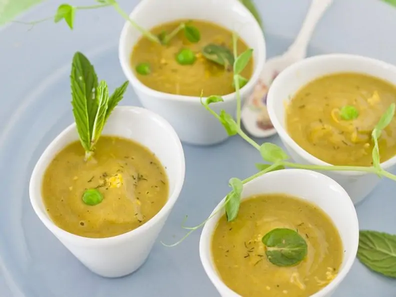 Gemüsesuppe mit grünem Spargel