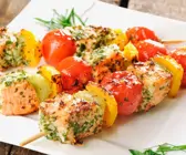 Lachs-Spieße mit Gemüse