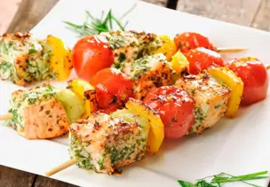 Lachs-Spieße mit Gemüse