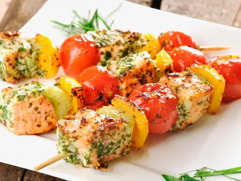 Lachs-Spieße mit Gemüse