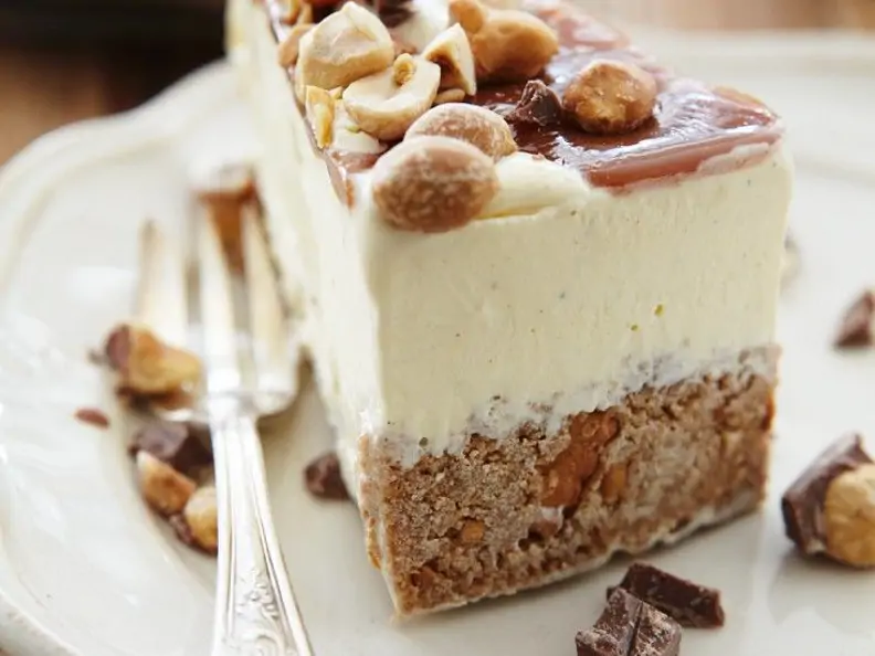 Torte mit Nüssen und Karamell