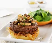 Burger mit Zwiebeln, Pilzen und Spinat