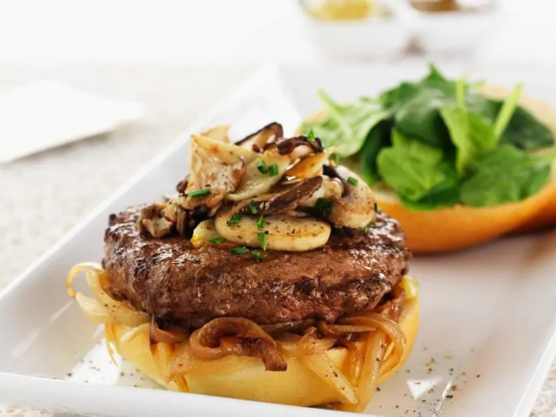 Burger mit Zwiebeln, Pilzen und Spinat