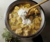 Putengulasch mit Gurken und Joghurt