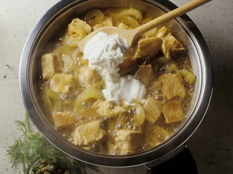 Putengulasch mit Gurken und Joghurt