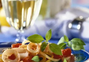 Tintenfischringe mit Tomatensauce