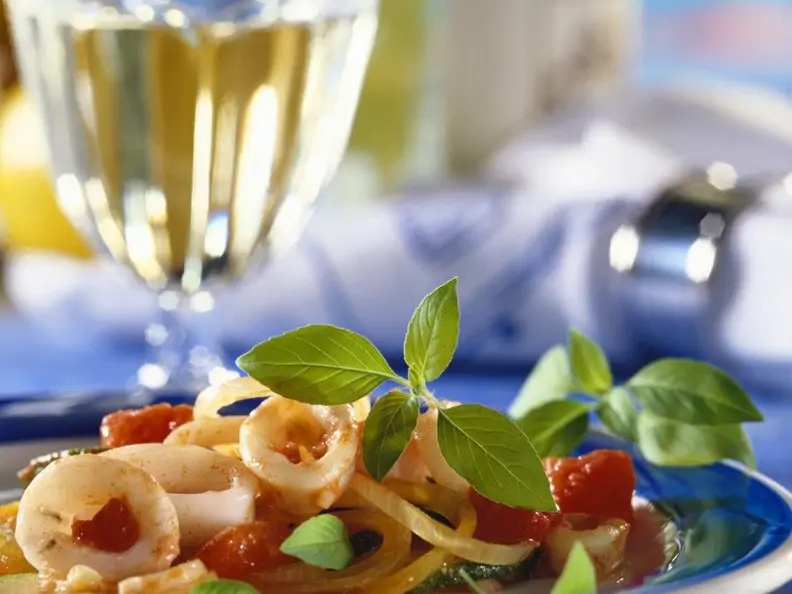 Tintenfischringe mit Tomatensauce
