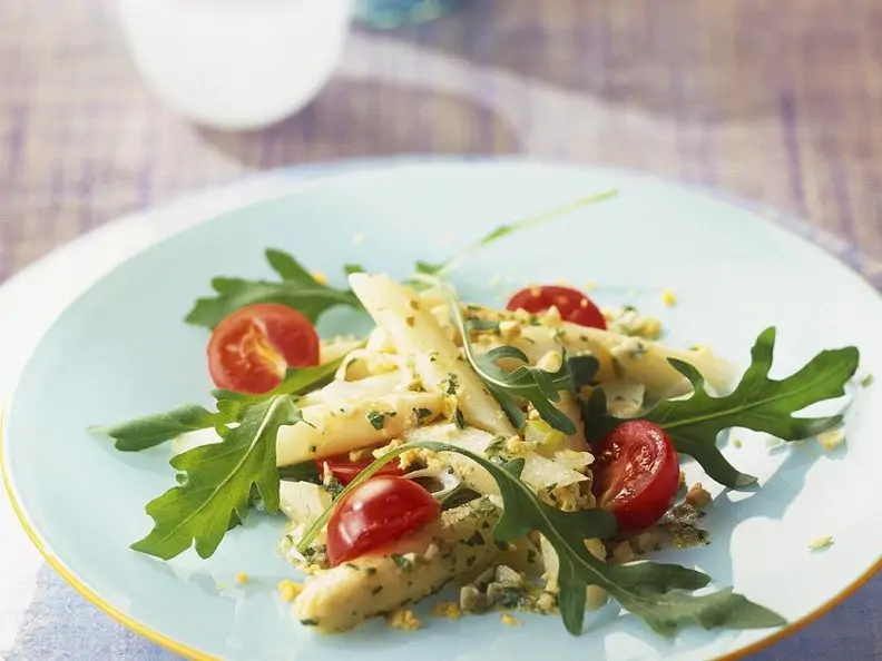 Spargelsalat mit Ei