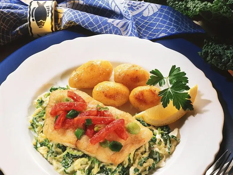 Gebratener Fisch auf Rahmwirsing