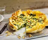 Spinatquiche mit Wurzelgemüse und Feta