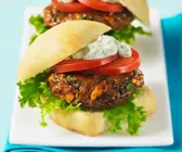 Burger mit Lachs-Mais-Frikadelle und Remoulade