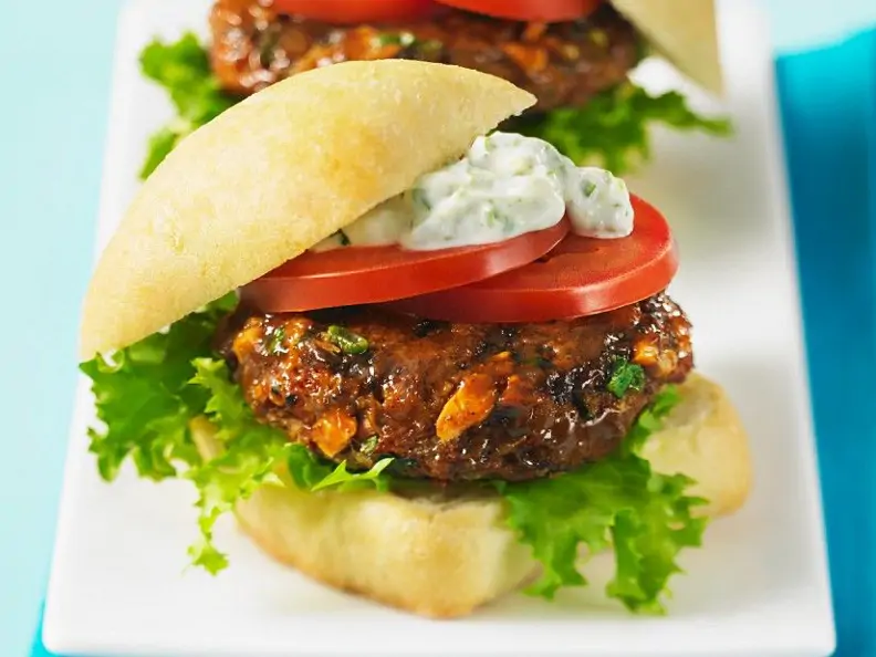 Burger mit Lachs-Mais-Frikadelle und Remoulade