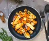 Bunte Gemüsepfanne mit mediterranen Kräutern