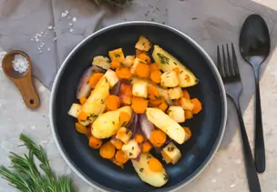 Bunte Gemüsepfanne mit mediterranen Kräutern