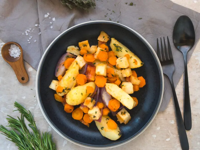 Bunte Gemüsepfanne mit mediterranen Kräutern