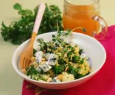 Hirse mit Brennnesseln und Käse