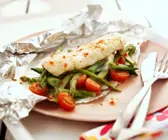 Kabeljau mit grünem Spargel und Tomaten